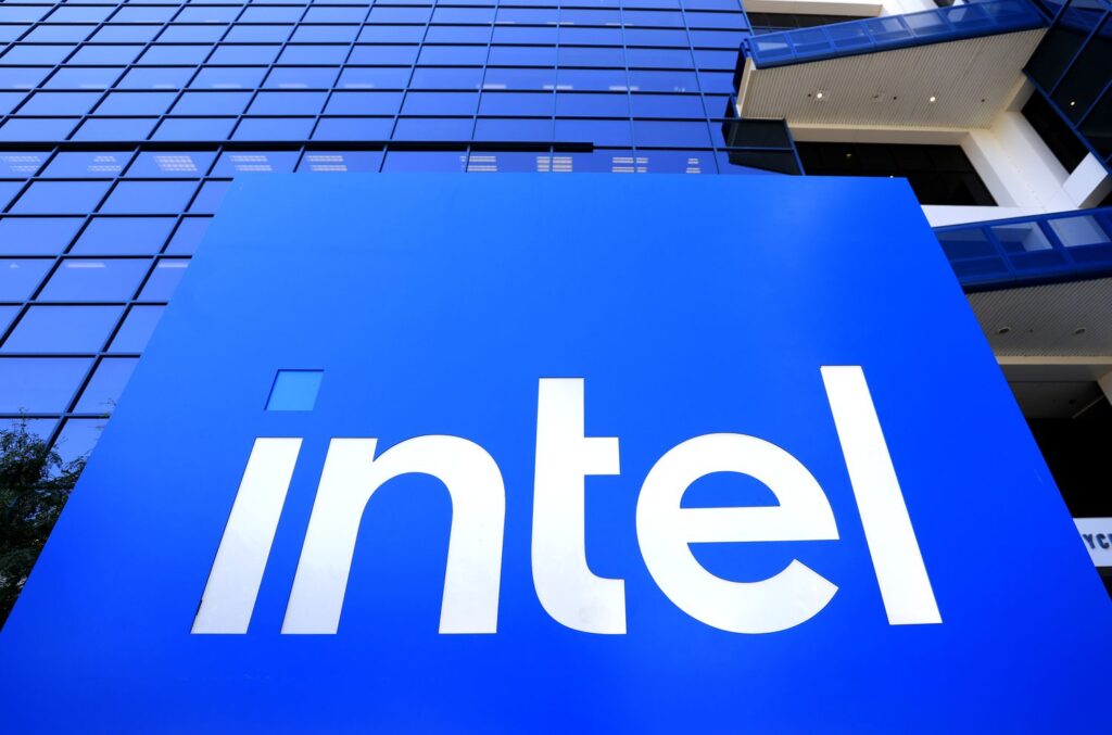 Intel's top sales estimate, chipmaker posts losses in conversion efforts